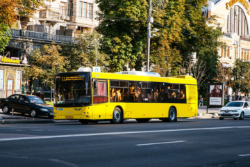 У Києві можуть зупиняти транспорт під час тривог лише у певних районах