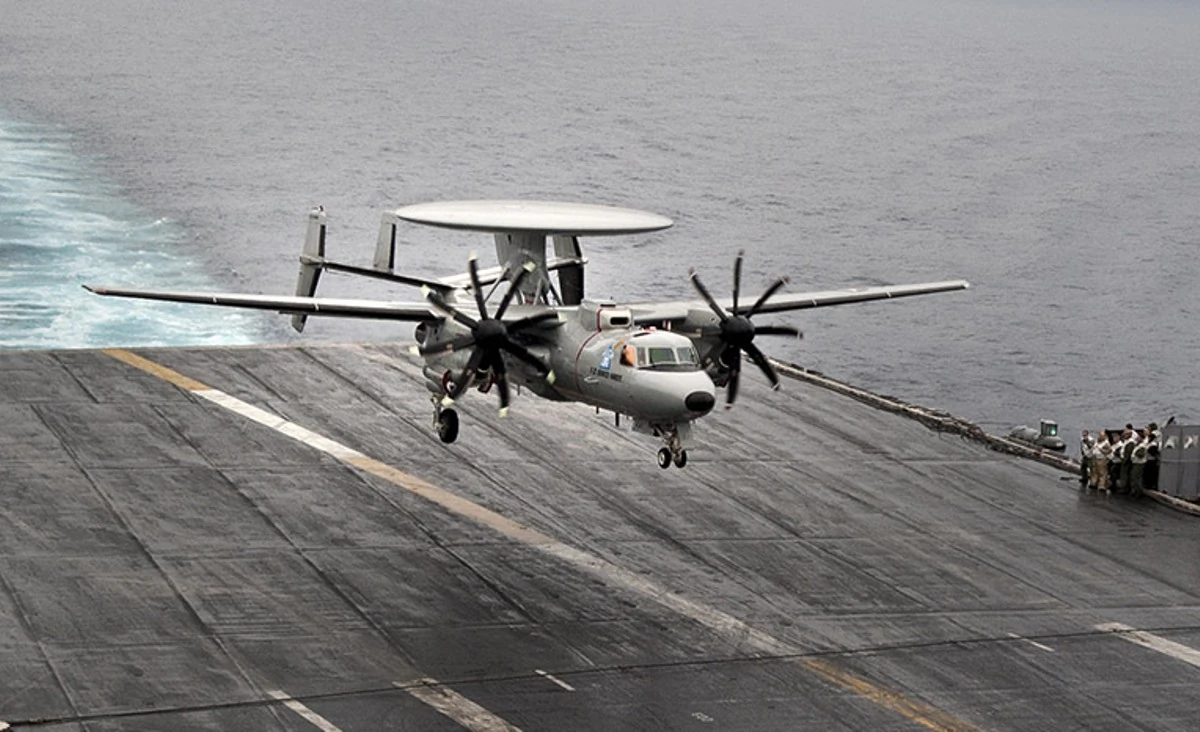 Літак АВАКС E-2D Advanced Hawkeye ВМС США сідає на палубу американського авіаносця. Фото: Northrop Grumman