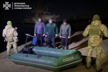 Росіянин незаконно переправляв чоловіків за кордон: прикордонники затримали його разом з «клієнтами»