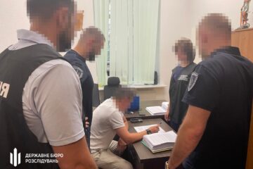 Судитимуть посадовця Херсонської ОДА, який закупив неякісний одяг для військових