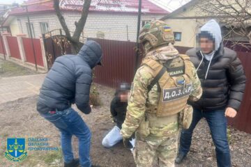 В Одесі рекетири «вибивали» з військовослужбовця ЗСУ похоронні за батька