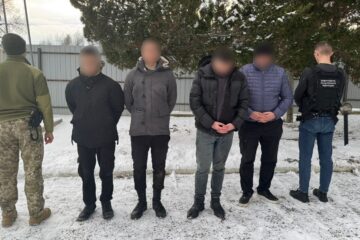 Поблизу держкордону затримали незаконних «туристів» з неповнолітніми переправниками