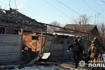 Окупанти скинули на Костянтинівку шість авіабомб: поліція показала наслідки