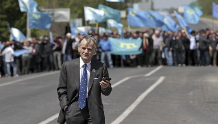 Мустафа Джемілєв неподалік Армянська, коли йому було відмовлено у в'їзді до Криму 3 травня 2014 року.