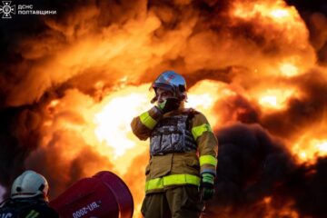 ​На Полтавщині бійці ДСНС ліквідували масштабну пожежу, що виникла внаслідок російського удару