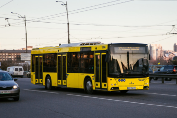 Водії громадського транспорту зможуть вирішувати, чи продовжувати рух під час тривоги – КМВА