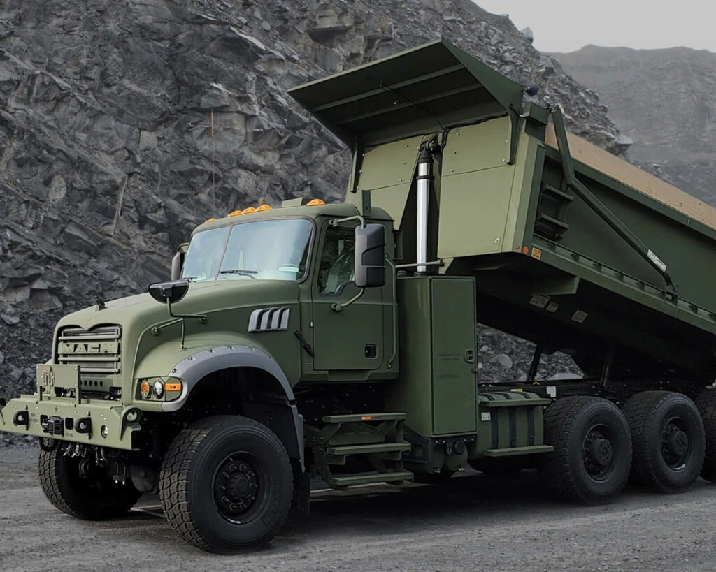 M917A3, важкий самоскид (HDT), розроблений компанією Mack Defense для задоволення потреб Армії США. Фото: Mack Defense