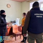 Підробила довідку, щоб знайомий втік за кордон: у Харкові підозрюють лікарку