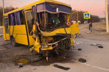 На Львівщині зіткнулись автобус і вантажівка, 1 загиблий та 16 травмованих, серед яких четверо дітей