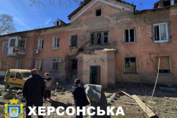 Росіяни вдарили по центральній частині Херсона, є пошкодження