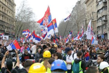 У Белграді на антиурядові студентські протести збираються десятки тисяч людей, відбулися сутички