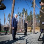 Зеленський і Петр Павел відвідали Мощун, де вшанували пам’ять загиблих воїнів