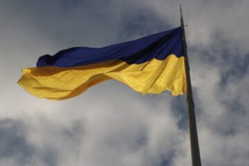 У Києві через погіршення погоди тимчасово приспустять найбільший прапор країни