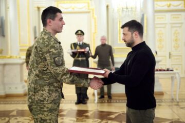 Володимир Зеленський вручив оборонцям найвищі державні нагороди