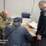 Полковник медслужби незаконно виплатив дружині мільйон гривень «бойових», поки вона сиділа вдома з дитиною — ДБР