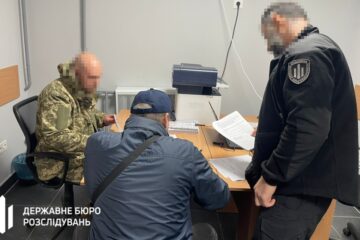 Полковник медслужби незаконно виплатив дружині мільйон гривень «бойових», поки вона сиділа вдома з дитиною — ДБР