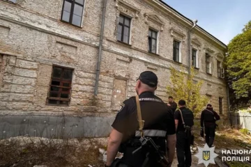 На Подолі знайшли понад десять тонн людських рештів у контейнері для сміття