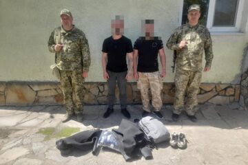 Велосипедисти в гідрокостюмах: затримано двох порушників кордону, які три доби їхали до Молдови
