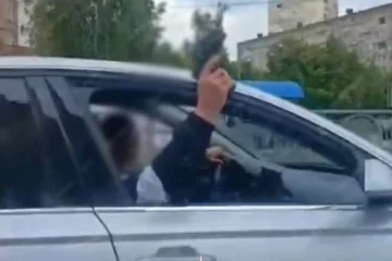 У Києві двоє чоловіків їхали на автівці й стріляли з пістолета. Їх затримали