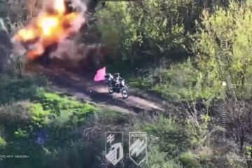 Окупанти їхали встановлювати прапори рф та срср, проте «Азов» їх швидко «дерусифікував» та «декомунізував»
