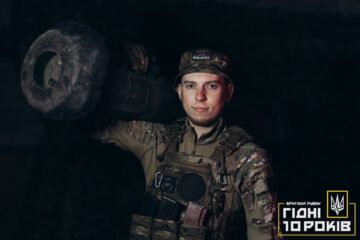 «Ми спілкувалися з ним п’ять годин, напоїли чаєм» — незвичний «трофей» українських протитанкістів, якого «доставив» дрон