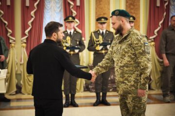 «Хрест бойових заслуг» за Попасну і Куп’янськ: історія прикордонника, який попри поранення керував боєм і рятував бійців