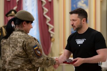 «Мати» з ПЗРК: як захисниця, що тримає небо, отримала орден «За мужність» від Президента