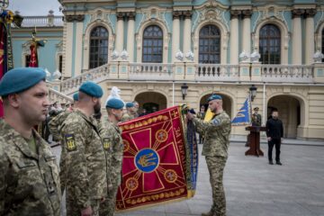 «За мужність та відвагу» — Володимир Зеленський особисто нагородив легендарну бригаду морської піхоти