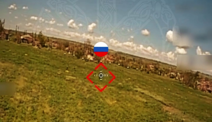 Росіянин буквально пірнув у ґрунт, наче у воду, щоб врятуватися від FPV