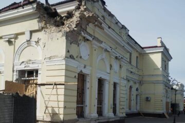 Херсон зранку під російськими ударами: є постраждалі, пошкоджена будівля вокзалу