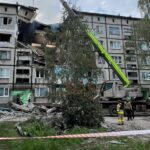 Ворожий дрон влучив у 5-поверхівку в Білозерському на Донеччині: поранено матір та сина