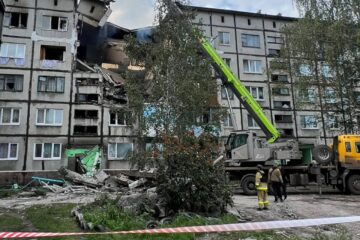 Ворожий дрон влучив у 5-поверхівку в Білозерському на Донеччині: поранено матір та сина