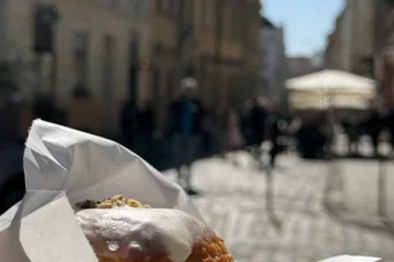 Пампухи у Pampuh Joy біля Домініканського собору Львова
