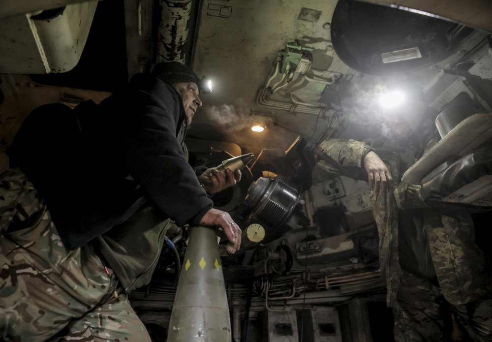 Бійці 24 ОМБр ЗСУ готують до бою 155 мм гаубицю <i>М109 Paladin</i> поблизу Часового Яру Донецької області, 16 січня 2025 року,