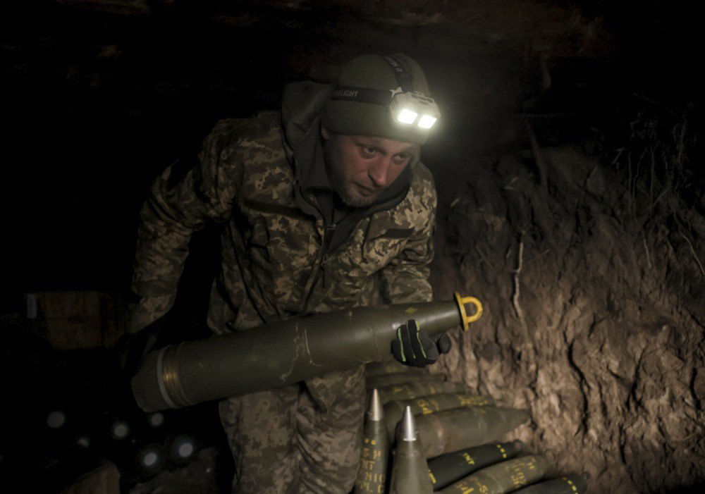 Бійці 24 ОМБр ЗСУ готуються до бою зі 155 мм гаубиці <i>М109 Paladin</i> поблизу Часового Яру, Донецької області, 16 січня 2025 р.