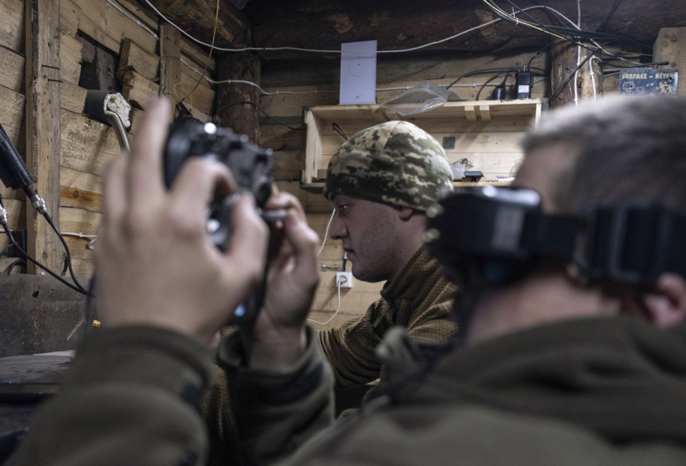 Оператори <i>FPV</i>-дронів 93 окремої механізованої бригади «Холодний Яр» у Донецькій області, 22 березня 2025 року.
