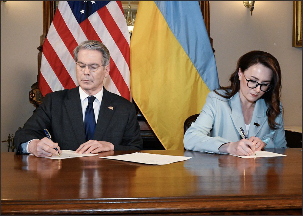 Підписання угоди зі США про створення Американсько-Українського інвестиційного фонду відбудови українською віцепрем'єркою Юлією Свириденко і міністром фінансів США Скоттом Бессентом у Вашингтоні, 30 квітня 2025 року.