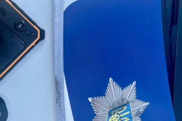 У Києві патрульні затримали чоловіка з мечем