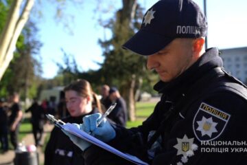 В Одесі чоловік з ножами напав на поліцейських