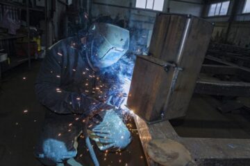 Світове виробництво скоротилося в квітні через зниження замовлень і зайнятості