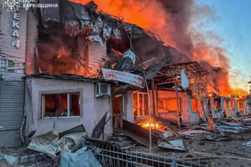 Ворожа армія завдала авіаударів по прифронтовому селищу Харківщини, двоє поранених