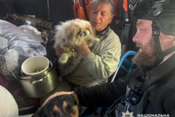 “Білі янголи” вивезли мешканку Сумського району з-під російських обстрілів