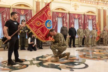 Володимир Зеленський вручив командирам підрозділів бойові прапори