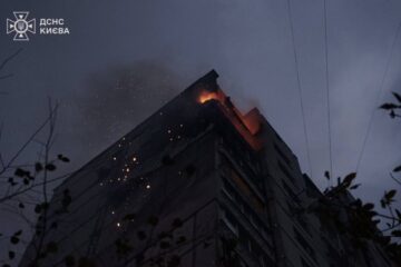 У Києві уламки “шахеда” впали на житловий будинок (доповнюється)