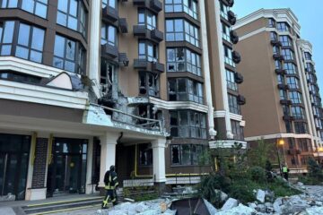 На Київщині російський дрон влучив у десятиповерхівку