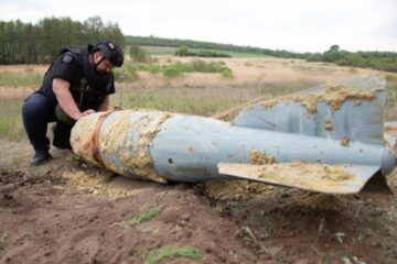 На Харківщині сапери знешкодили авіаційну бомбу КАБ-500, яка впала і не розірвалася