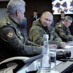 У Росії комунальників відправили на дахи з біноклями шукати українські дрони напередодні 9 травня