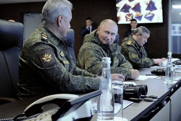 У Росії комунальників відправили на дахи з біноклями шукати українські дрони напередодні 9 травня