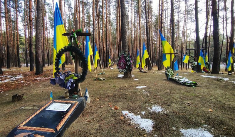 Військове кладовищі у селі Чмирівка Старобільського району Луганської обл, архівне фото