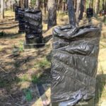 Обмотали чорною плівкою памʼятники українських захисників: новий акт вандалізму окупантів у Старобільську
